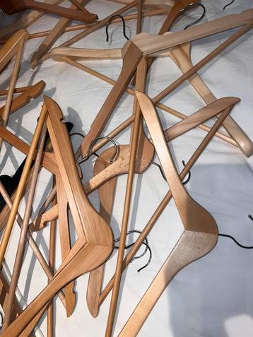 Houten kledinghangers beschikbaar voor biedingen