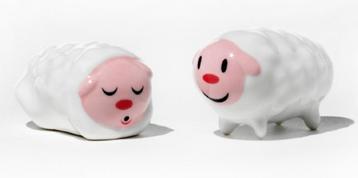 Kerstfiguren, twee schaapjes van Alessi, nieuwstaat  beschikbaar voor biedingen