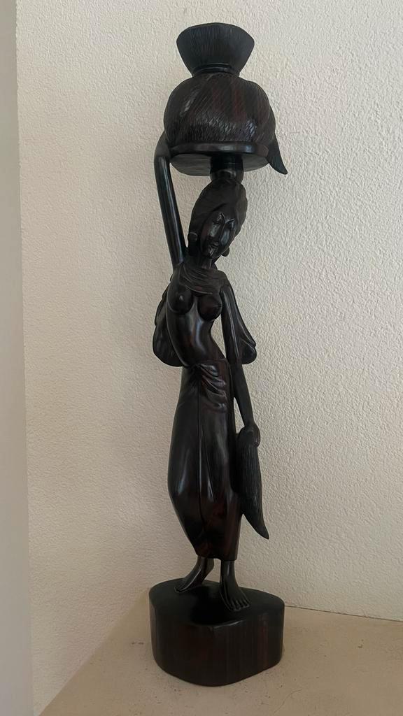 Afrikaans beeld Houtsnijwerk “Vrouw met vaas”, Antiek en Kunst, Kunst | Beelden en Houtsnijwerken, Ophalen of Verzenden