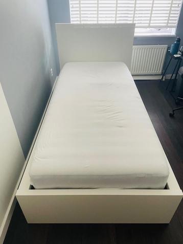 Eenpersoonsbed (wit) incl 2 lades, lattenbodem, matras