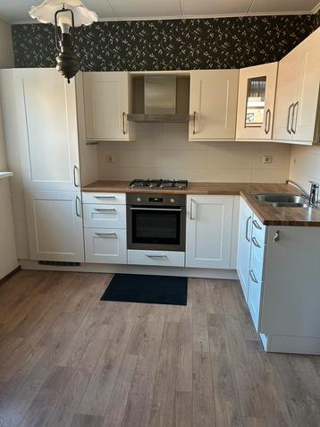 Complete hoek keuken wit met houten blad beschikbaar voor biedingen