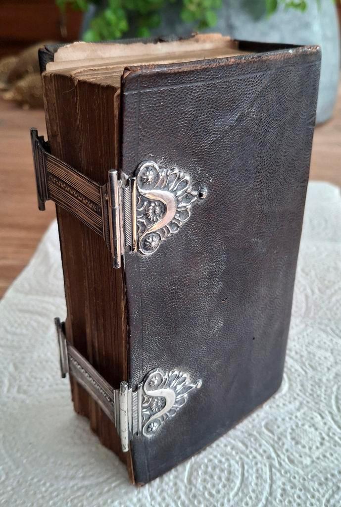 NIEUWE TESTAMENT 1851  DUBB. ZILVEREN SLUITING GEMERKT DIV., Antiek en Kunst, Antiek | Boeken en Bijbels, Ophalen of Verzenden
