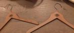 VERZAMELING OUD HOUTEN KLEDINGHANGERS MET TEKST o.a C&A, Kleding | Dames, Kledinghangers, Ophalen of Verzenden, Gebruikt, Hout