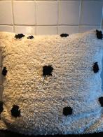 Nieuw! Kussen met zwarte stippen, 40x45 cm. Koopje €4,00, Ophalen of Verzenden, Nieuw, Overige kleuren, Vierkant