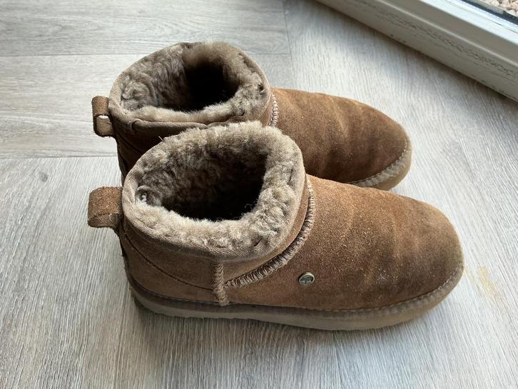 Warmbat (UGG’s) laarsjes, maat 36, Kleding | Dames, Schoenen, Zo goed als nieuw, Zwart, Ophalen