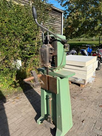 Kettingsteek machine voor houtbewerking beschikbaar voor biedingen