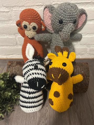 4 gehaakte safari dieren aap/zebra/giraf/olifant  beschikbaar voor biedingen
