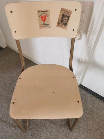 Vintage Stoel en Tafeltje - Lichtgeel beschikbaar voor biedingen