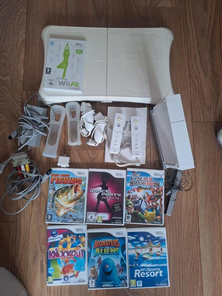 Nintendo Wii met 2 controllers, 8 Games en balance board, Spelcomputers en Games, Spelcomputers | Nintendo Wii, Zo goed als nieuw