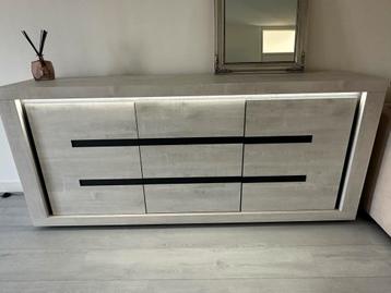 Dressoirkast met sfeervolle verlichting beschikbaar voor biedingen