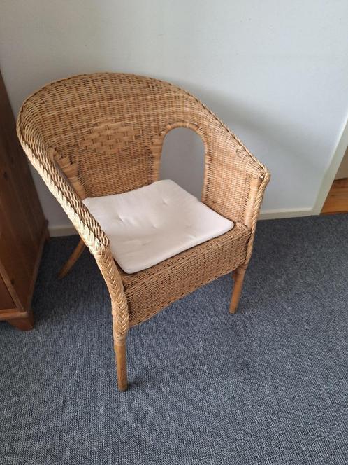 Rotan stoel met kussen – 58 cm breed – elk bod welkom, Huis en Inrichting, Stoelen, Gebruikt, Eén, Riet of Rotan, Bruin, Ophalen