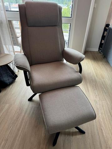 Relaxfauteuil Leenbakker zandkleurig + hocker + garantie beschikbaar voor biedingen