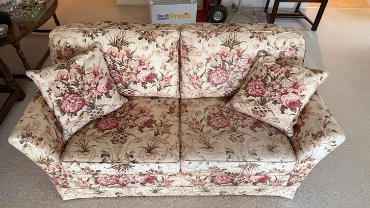 Twee Engelse banken in zeer goede staat, Huis en Inrichting, Banken | Bankstellen, Zo goed als nieuw, Rechte bank, Tweepersoons