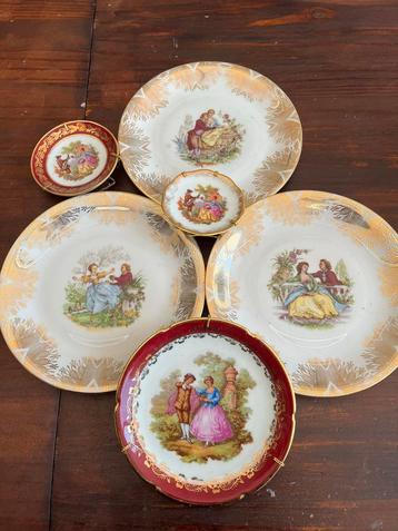 Vintage decoratieve borden set beschikbaar voor biedingen