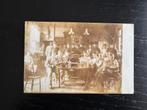 fotokaart militairen in cafe of militair tehuis  Delft 1907, Verzamelen, Gelopen, Zuid-Holland, Voor 1920, Verzenden