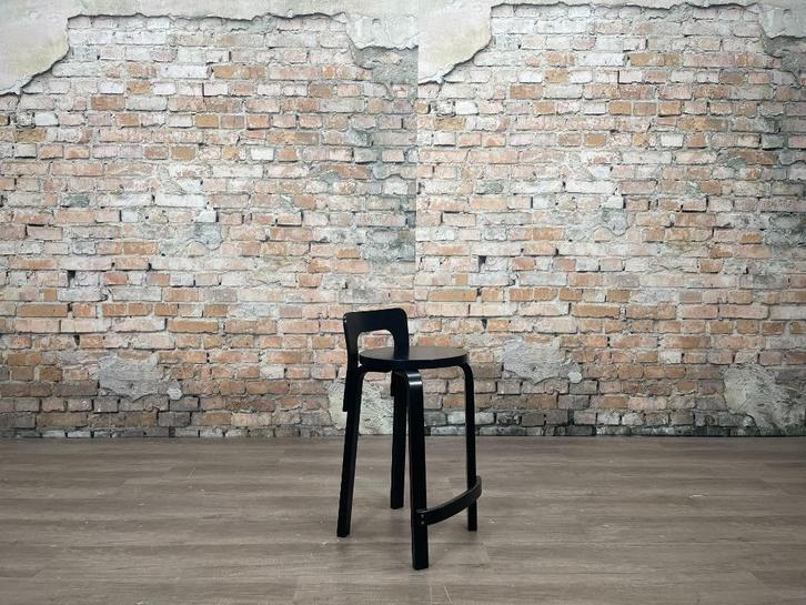 Artek K65 bij TheReSales, Huis en Inrichting, Krukjes, Zo goed als nieuw, Hout, Ophalen of Verzenden