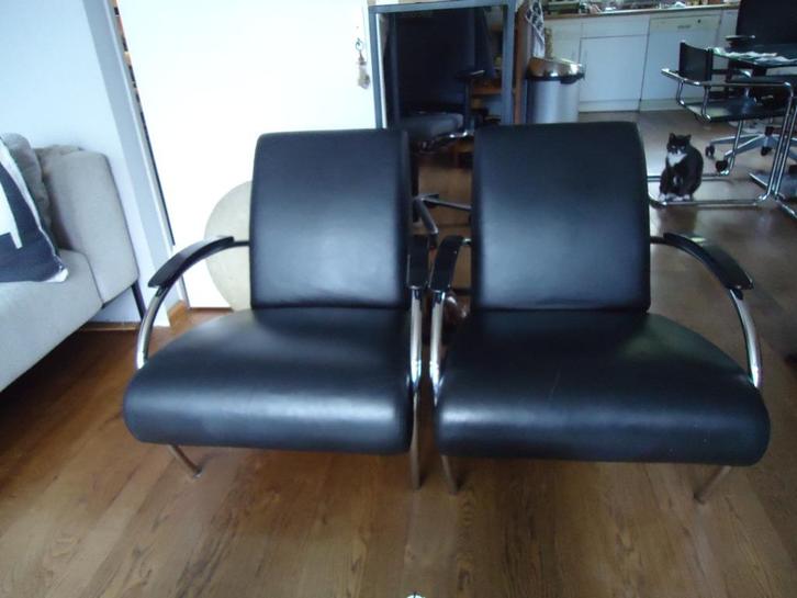 2 zwarte leren Gelderland 5470 fauteuils, Huis en Inrichting, Fauteuils, Gebruikt, Leer, Metaal, 50 tot 75 cm, 75 tot 100 cm, Ophalen