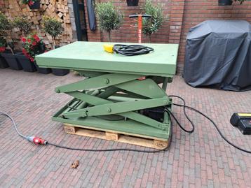 Dubbele heftafel  beschikbaar voor biedingen