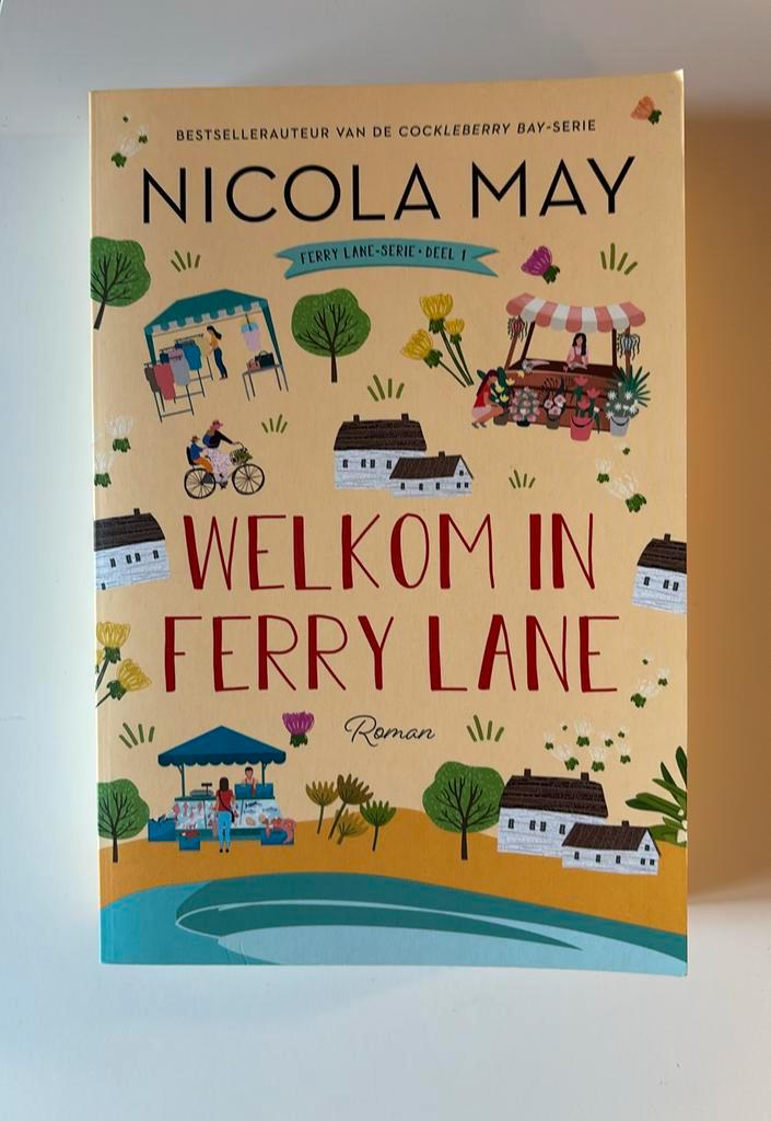 Nicola May - Welkom in Ferry Lane, Boeken, Romans, Zo goed als nieuw, Ophalen of Verzenden
