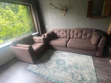 Mooie nette bank met stoel beschikbaar voor biedingen