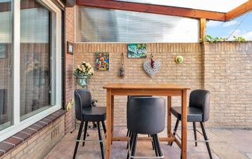 Bartafel met 4 lederen barkrukken beschikbaar voor biedingen