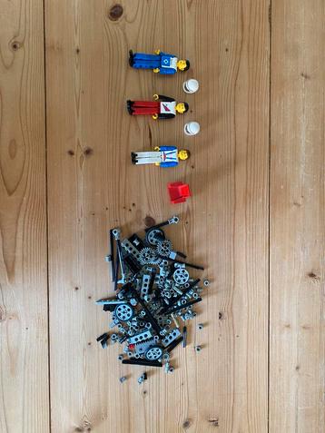 Lego technic onderdelen en poppetjes beschikbaar voor biedingen