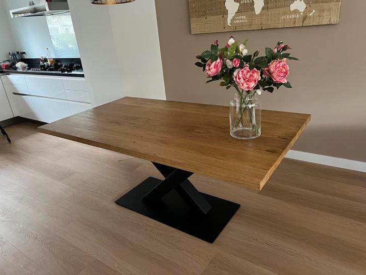 Massief eiken tafel met designpoot, 1 jaar oud., Huis en Inrichting, Tafels | Eettafels, Zo goed als nieuw, 50 tot 100 cm, 150 tot 200 cm
