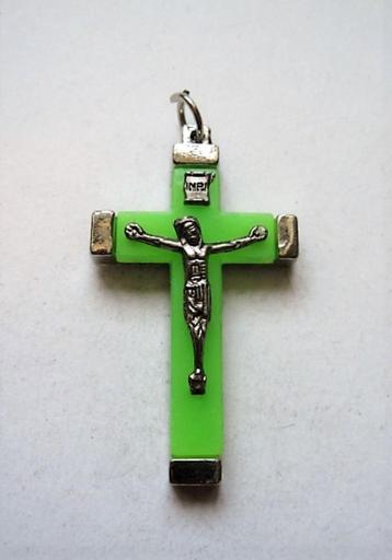 Kruisje crucifix lichtgroen, Italy (8043) beschikbaar voor biedingen