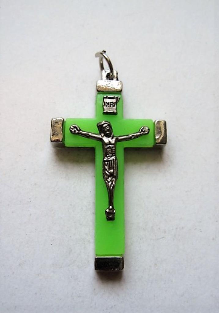 Kruisje crucifix lichtgroen, Italy (8043), Verzamelen, Religie, Zo goed als nieuw, Sieraad, Ophalen