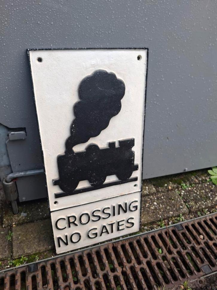 Gietijzeren bord 'Crossing no Gates' - Zwaar!, Antiek en Kunst, Antiek | Wandborden en Tegels, Ophalen of Verzenden