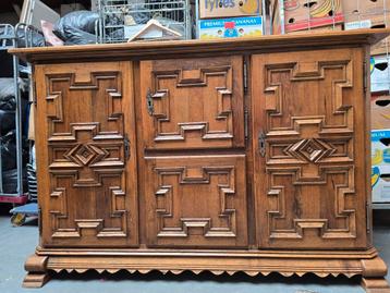 Antieke kabinetskast, h 111x b 172,5x d 62 cm beschikbaar voor biedingen