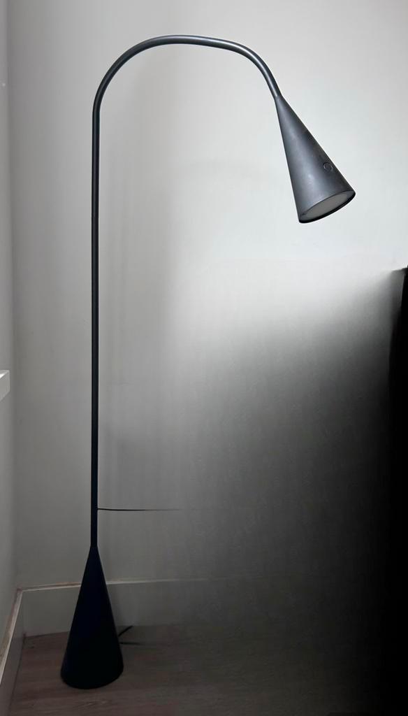 Moderne staande vloerlamp, Huis en Inrichting, Lampen | Vloerlampen, Zo goed als nieuw, 150 tot 200 cm, Ophalen