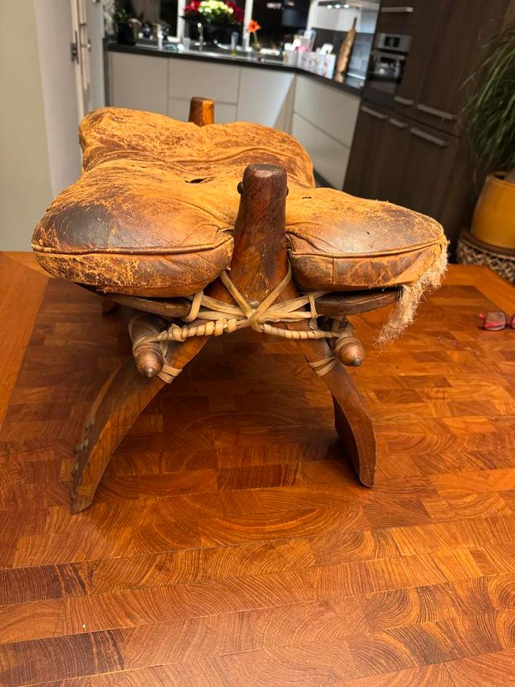 Antiek houten kamele zadelkrukje, Antiek en Kunst, Antiek | Meubels | Tafels, Ophalen