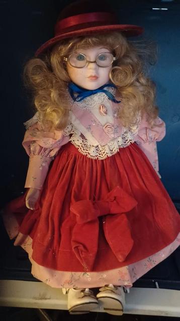 Antieke Pop met Stenen Hoofd en Prachtige Jurk beschikbaar voor biedingen