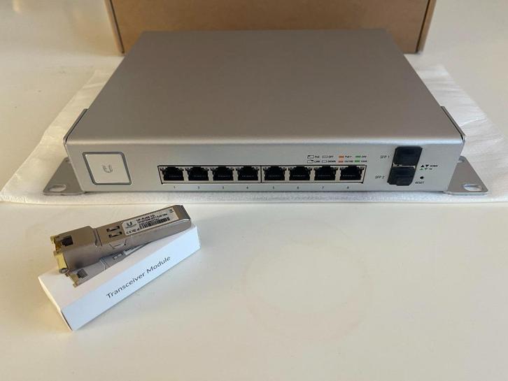 Ubiquiti Unifi USW 8 - 150 POE, Computers en Software, Netwerk switches, Zo goed als nieuw, Ophalen of Verzenden