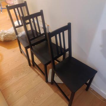 4 zwarte stoelen en tafel zwart 67 x 110