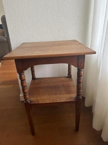 Antieke bijzettafel beschikbaar voor biedingen