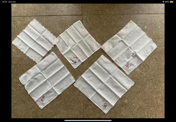 5 vintage geborduurde zakdoekjes (KWF) beschikbaar voor biedingen