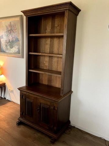 Antieke houten buffetkast met mooie details beschikbaar voor biedingen