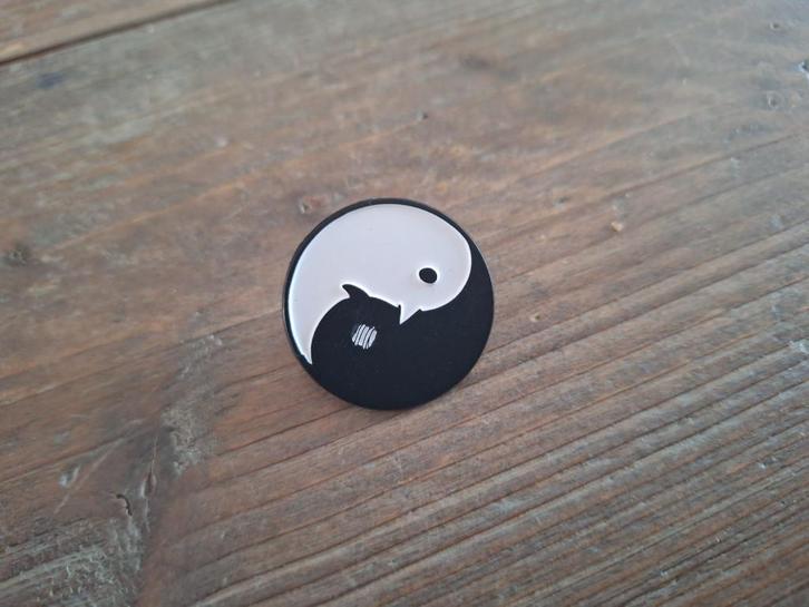 1 mooie pin van Oyasumi Punpun / Yin Yang te koop, Verzamelen, Speldjes, Pins en Buttons, Nieuw, Speldje of Pin, Overige onderwerpen