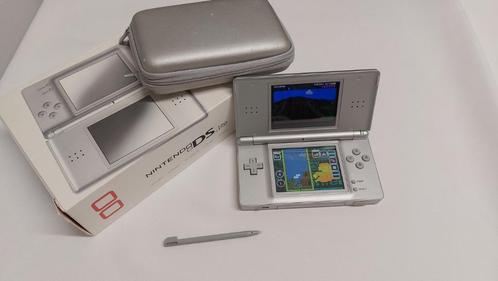 (820) Nintendo DS lite grijs, Spelcomputers en Games, Spelcomputers | Nintendo DS, Zo goed als nieuw, DS Lite, Zilver, Met beschermhoes of tas