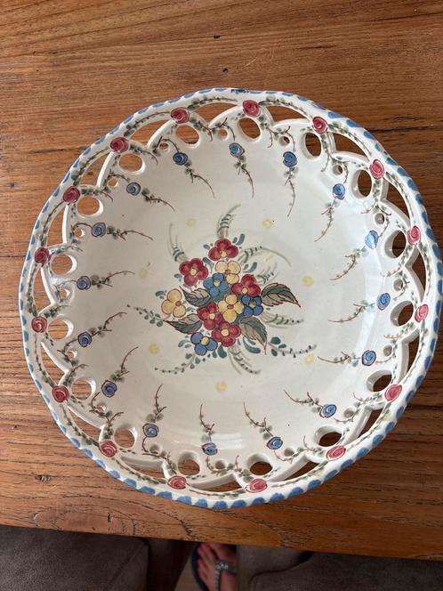 Antieke Gouda Schaal - Handgeschilderd Bloemmotief, Antiek en Kunst, Antiek | Schalen, Ophalen of Verzenden