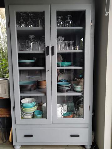 Verschillende geloogde grenen meubels beschikbaar voor biedingen