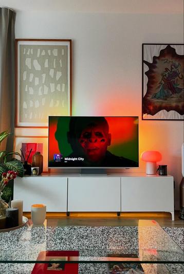 IKEA - Bestä TV meubel (incl. Glasplaat) beschikbaar voor biedingen
