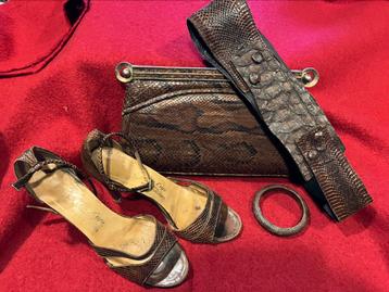 Set. Tas. Schoenen. Centuur. Armband.  beschikbaar voor biedingen