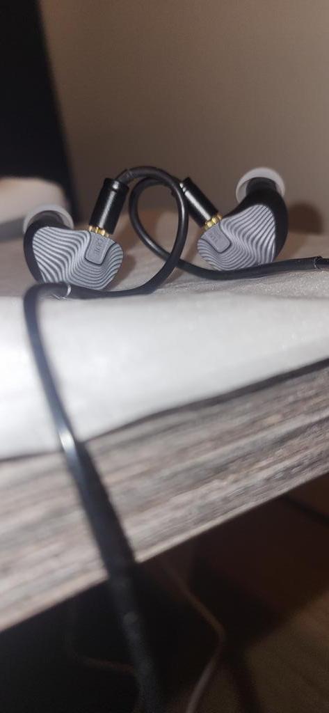 Yu9 Que, Telecommunicatie, Mobiele telefoons | Oordopjes, Zo goed als nieuw, In gehoorgang (in-ear), Ophalen