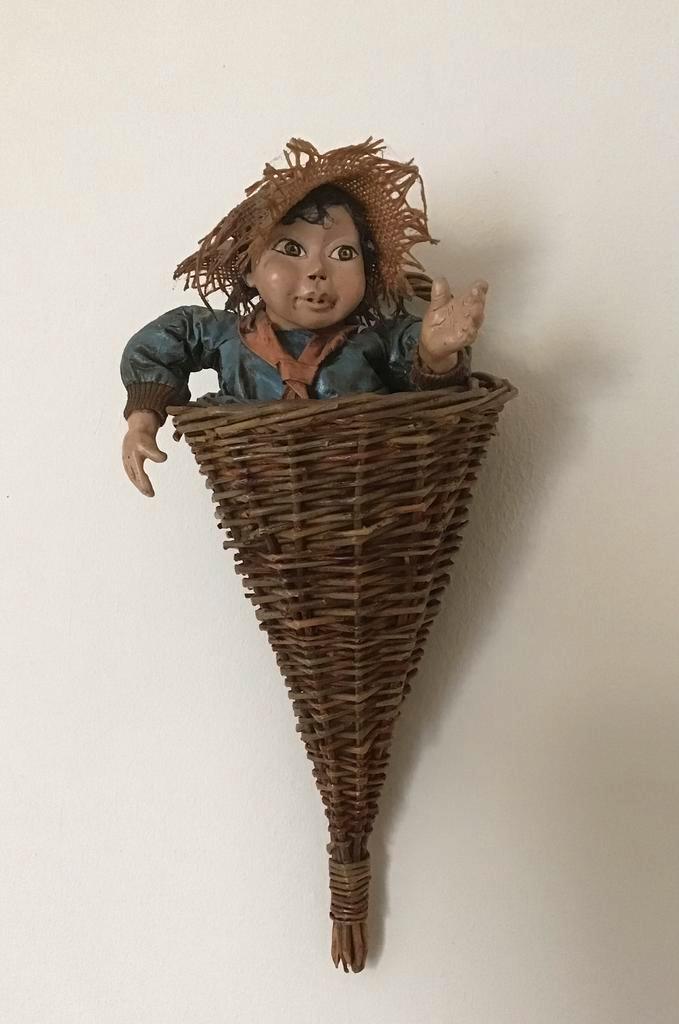 Wanddecoratie: rieten mandje met pop (jongen), Huis en Inrichting, Woonaccessoires | Wanddecoraties, Zo goed als nieuw, Ophalen of Verzenden
