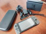 Nintendo Switch met Zelda standaard en hoes, Spelcomputers en Games, Spelcomputers | Nintendo Switch, Ophalen of Verzenden, Zo goed als nieuw