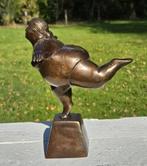 DIKKE DAME / bronzen beeld / linkerbeen naar achter