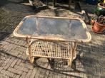 Rotan bamboe vintage salontafeltje met wolkenglas blad., Huis en Inrichting, Tafels | Bijzettafels, Ophalen, Minder dan 55 cm